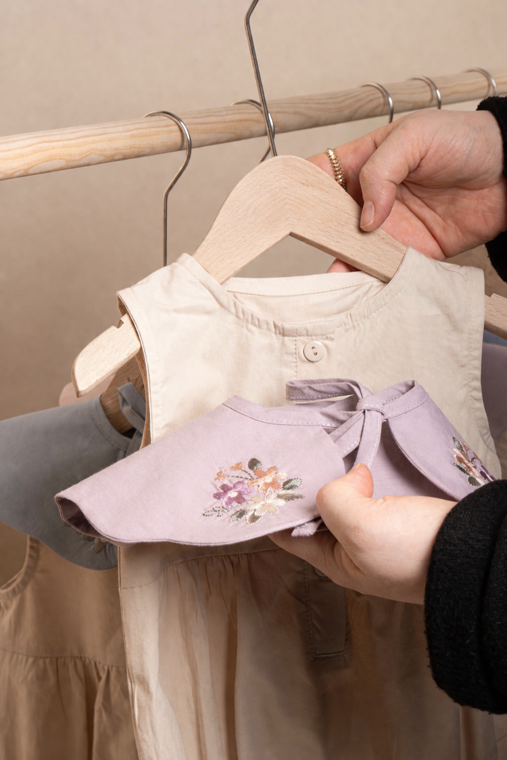 Robe avec col brodé