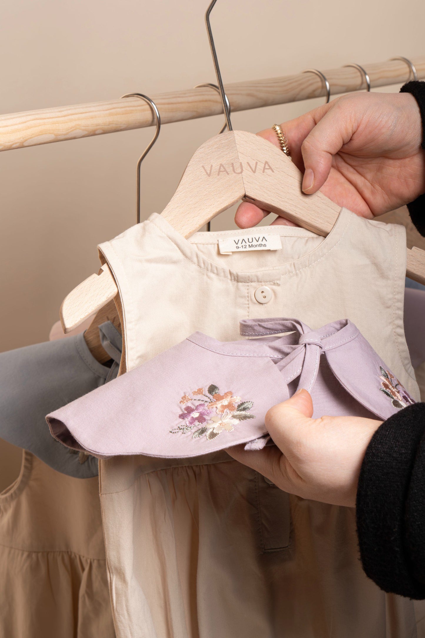Robe avec col brodé