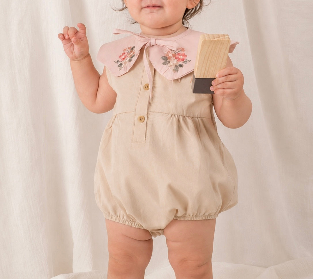 Barboteuse avec col Claudine brodé