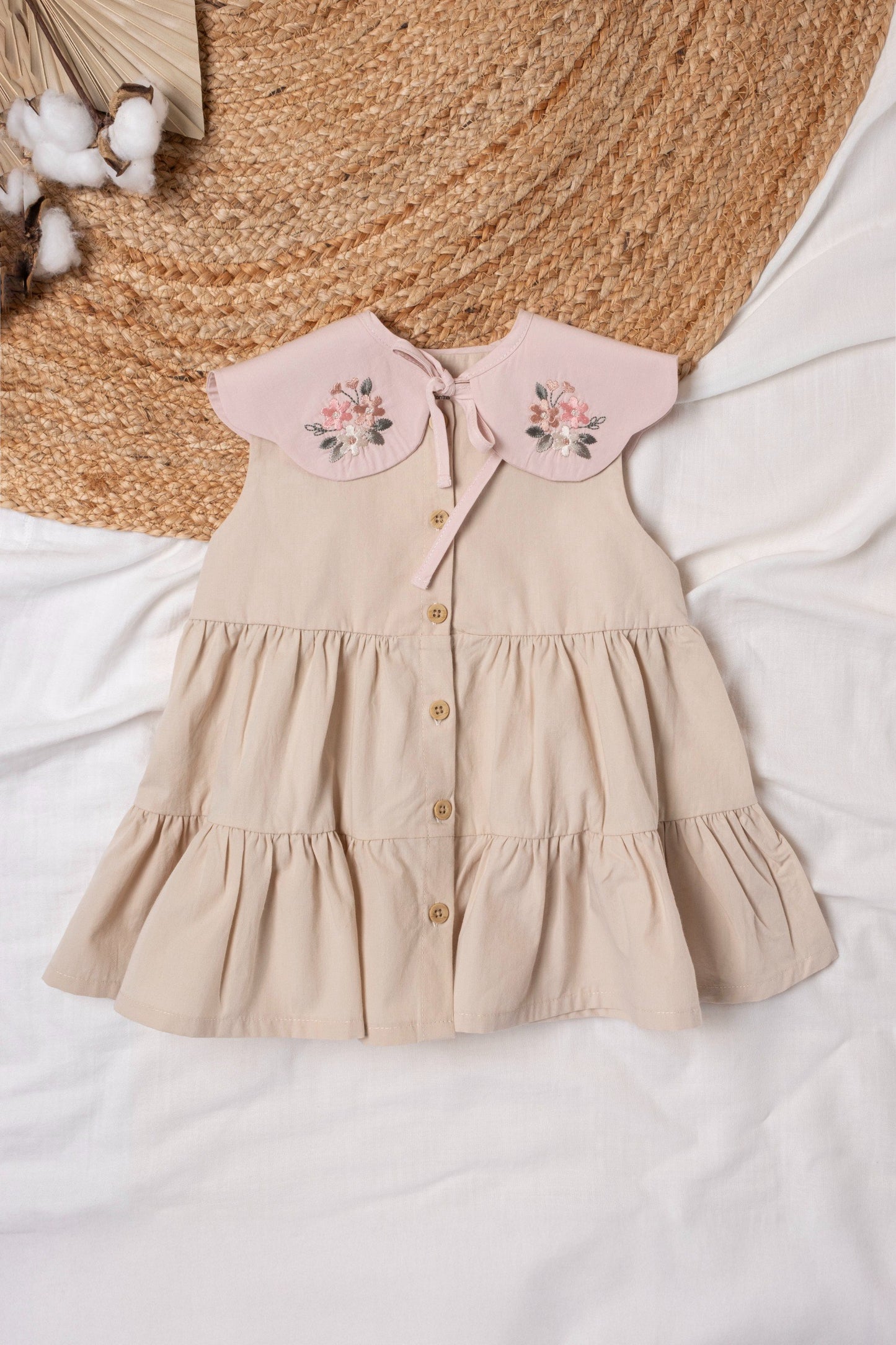 Robe avec col brodé