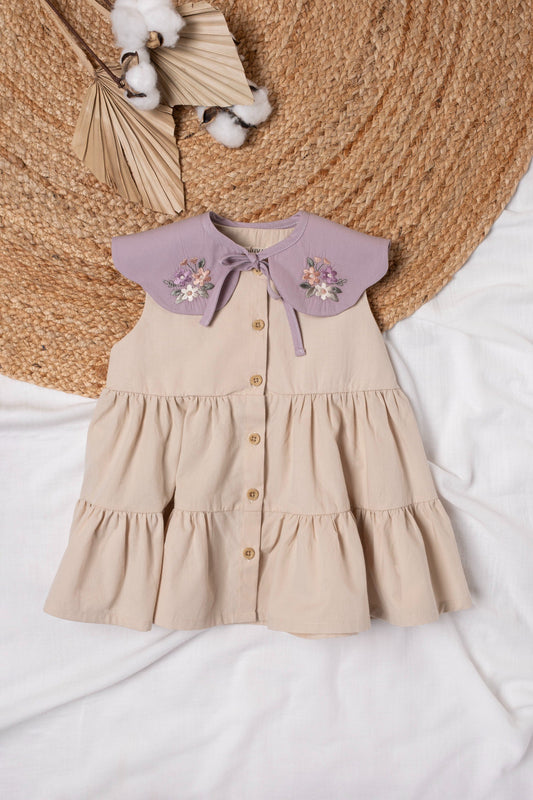 Robe avec col brodé